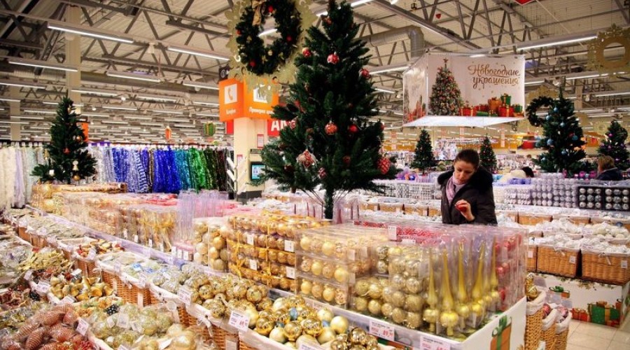 Магазины в Новосибирске уже начали продавать новогодние товары