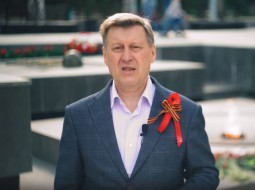 Мэр Новосибирска Анатолий Локоть поздравляет горожан с 77-й годовщиной Победы в Великой Отечественной войне