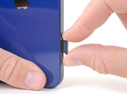 В новых моделях iPhone 14 могут убрать разъем и поддержку физических SIM-карт