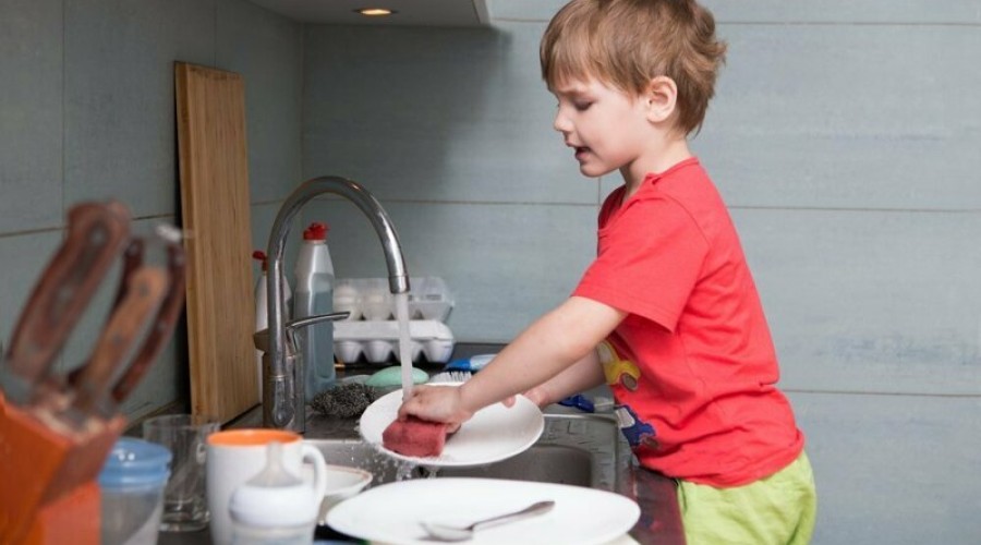 6 причин  переложить часть домашних дел на ребенка
