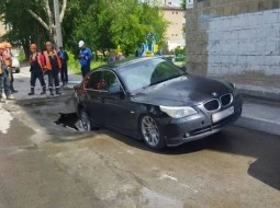 В Новосибирске «БМВ» провалилось колесом в яму в асфальте
