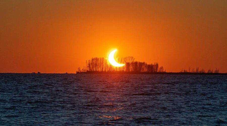 Новосибирцы наблюдали частичное солнечное затмение