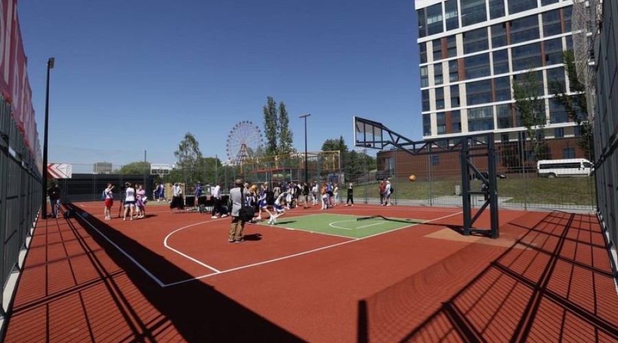 На Михайловской набережной открылась новая баскетбольная площадка – для профессионалов и любителей