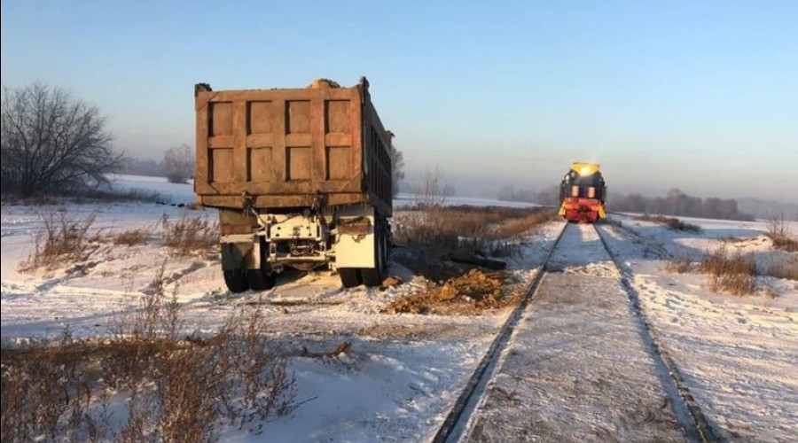 В Новосибирском районе произошло столкновение поезда и грузовика